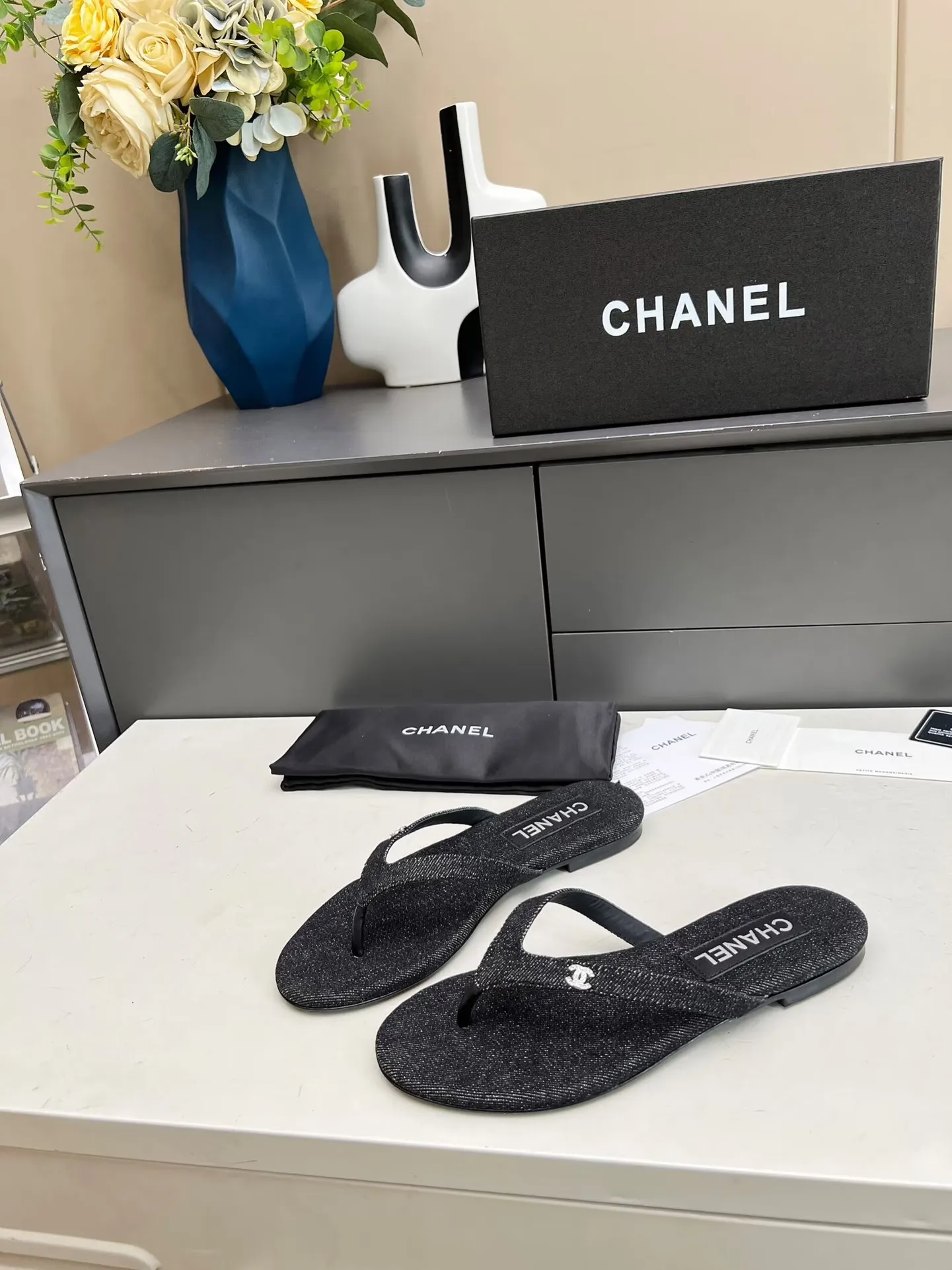 👟👟Ex-factory price 380👟👟 Chanel new spring and summer genuine leather outsole flip-flops✅ I was really moved by this shoe when I first saw it💓 I liked it at first sight [surprised], 😊 and it has Chanel’s classic diamond logo💎 Fabric: imported cowhide 🐂 Denim, velvet Lining: cow lining Color: black Code number: 35-41 (41 can be customized and non-returnable) Outsole: Made of genuine leather outsole Packaging: with card, cloth bag